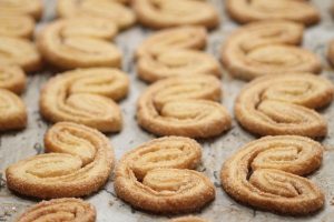 Read more about the article 6 Cara Mengembangkan Usaha Kue Kering, Bertahan dan Untung!